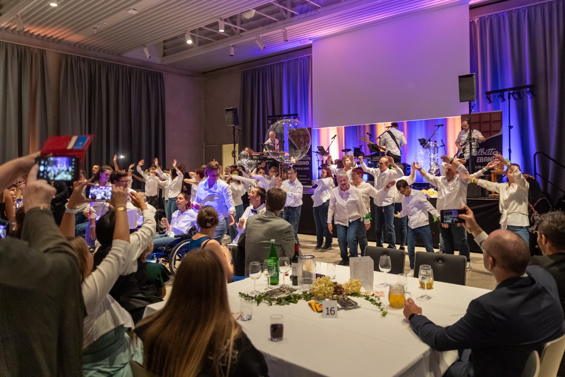 Balleröffnung mit MitarbeiterInnen und KundInnen von I:NÖ Leben