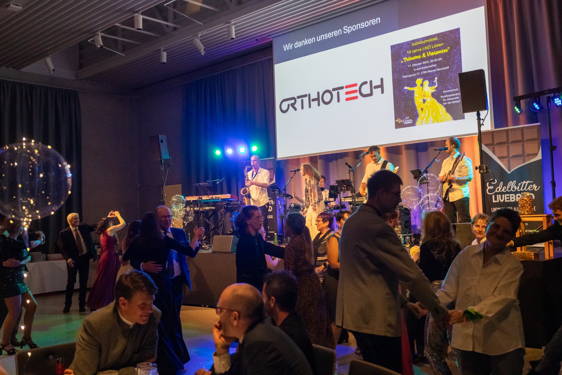 Die Liveband "Edelbitter" sorgte für ein stets gefülltes Tanzparkett